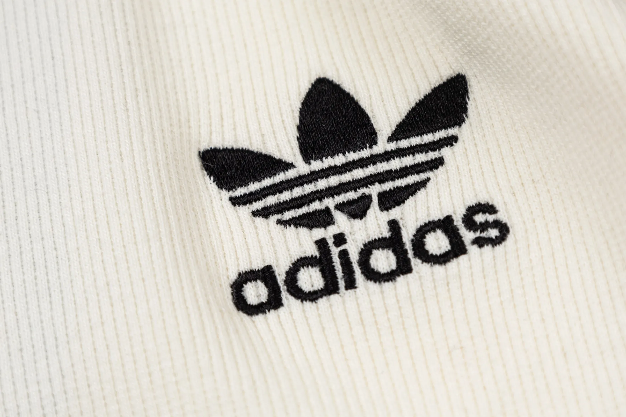 adidas Clover short-sleeved T-shirt Classic round neck design, threaded material, comfortable and Breathable, a must-have for spring and summer! Light Blue color with Black three stripes, simple and recognizable✨. Slim-fitting fit, suitable for daily commuting, leisure or sports. Jennie Same Style is very popular in the fashion circle🔥. Pair it with shorts or casual pants to easily get the Korean casual style! Style number: A 180# Color: Cream White Blue Size: S M L XL